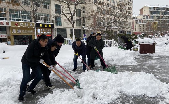 以動制“凍”，溫暖護(hù)行——威海產(chǎn)投集團(tuán)開展清雪行動